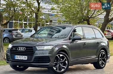 Позашляховик / Кросовер Audi Q7 2018 в 