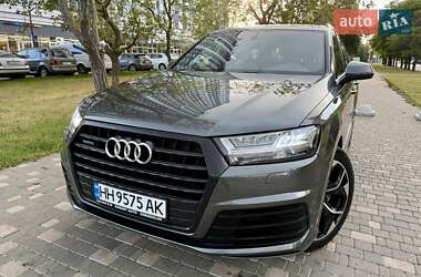 Позашляховик / Кросовер Audi Q7 2018 в 