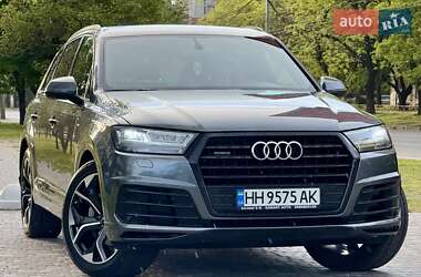 Позашляховик / Кросовер Audi Q7 2018 в 