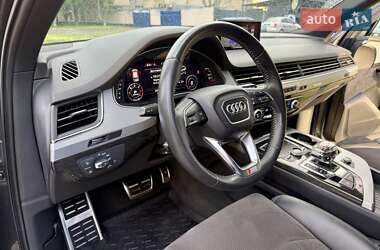 Позашляховик / Кросовер Audi Q7 2018 в 