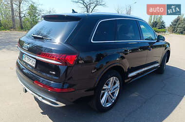 Позашляховик / Кросовер Audi Q7 2020 в 