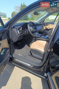 Позашляховик / Кросовер Audi Q7 2020 в 