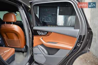 Внедорожник / Кроссовер Audi Q7 2016 в 
