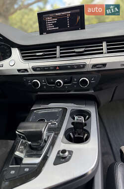 Внедорожник / Кроссовер Audi Q7 2015 в 