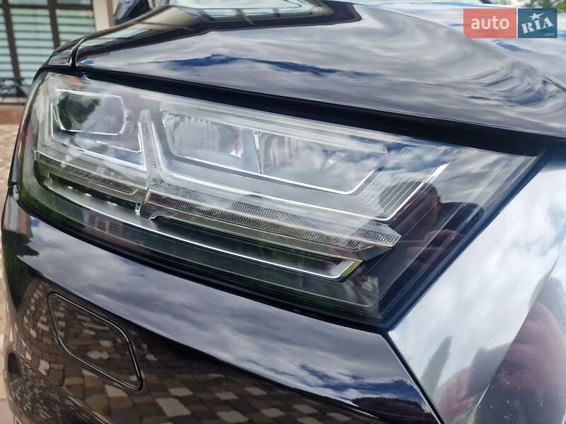 Внедорожник / Кроссовер Audi Q7 2017 в 