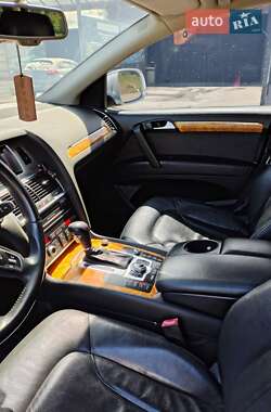 Позашляховик / Кросовер Audi Q7 2010 в 