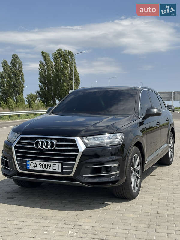 Внедорожник / Кроссовер Audi Q7 2017 в 