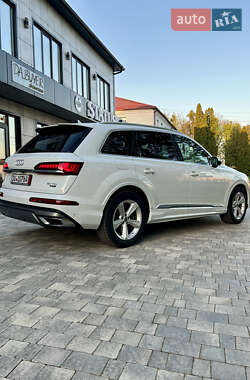Позашляховик / Кросовер Audi Q7 2021 в 