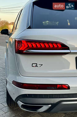 Позашляховик / Кросовер Audi Q7 2021 в 
