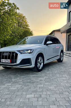 Позашляховик / Кросовер Audi Q7 2021 в 