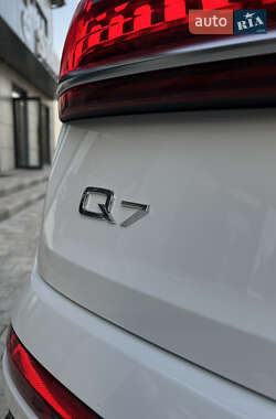 Позашляховик / Кросовер Audi Q7 2021 в 