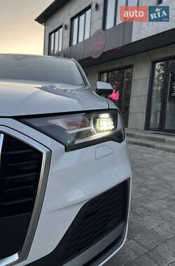 Позашляховик / Кросовер Audi Q7 2021 в 