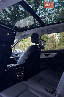 Позашляховик / Кросовер Audi Q7 2021 в 