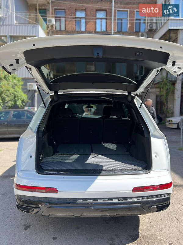 Позашляховик / Кросовер Audi Q7 2020 в Дніпрі