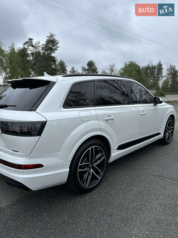 Внедорожник / Кроссовер Audi Q7 2016 в Киеве