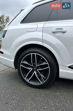 Внедорожник / Кроссовер Audi Q7 2016 в 