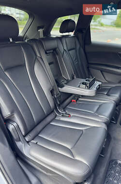 Внедорожник / Кроссовер Audi Q7 2017 в 
