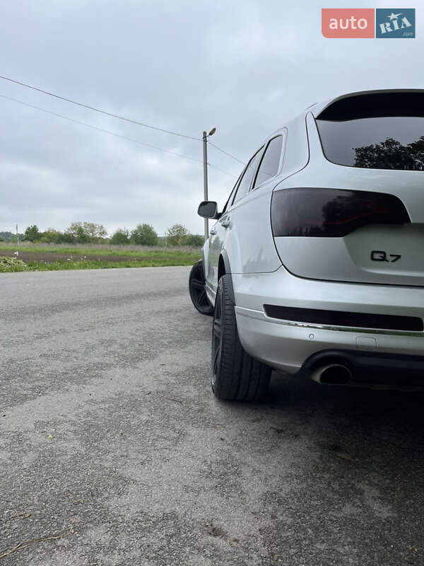 Внедорожник / Кроссовер Audi Q7 2015 в 