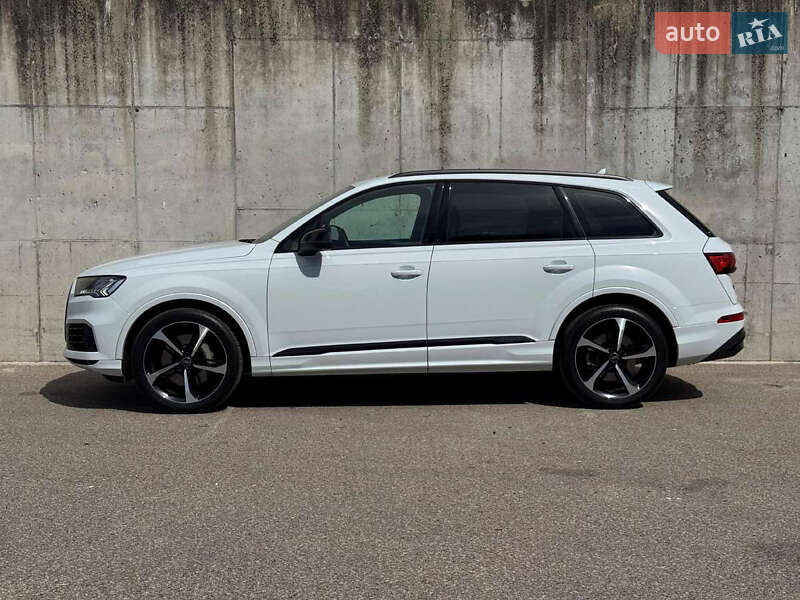Внедорожник / Кроссовер Audi Q7 2022 в 