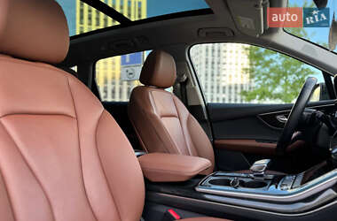 Позашляховик / Кросовер Audi Q7 2020 в 