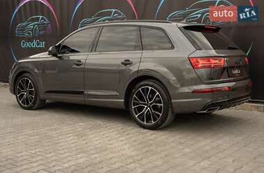 Позашляховик / Кросовер Audi Q7 2018 в 