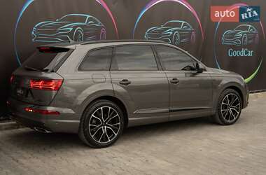 Позашляховик / Кросовер Audi Q7 2018 в 