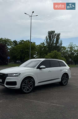 Позашляховик / Кросовер Audi Q7 2018 в 
