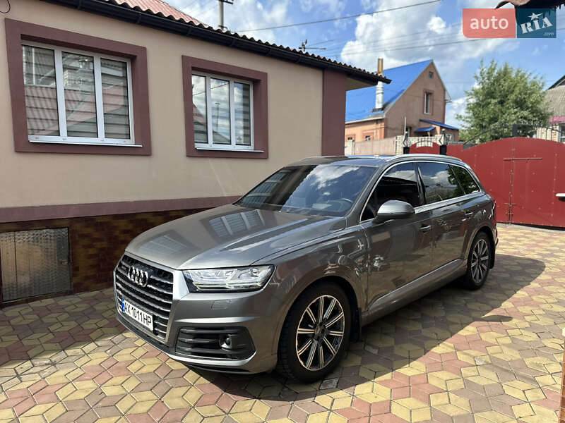 Внедорожник / Кроссовер Audi Q7 2016 в 