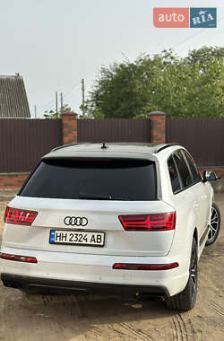 Внедорожник / Кроссовер Audi Q7 2016 в 