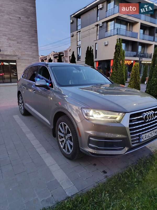 Позашляховик / Кросовер Audi Q7 2015 в 