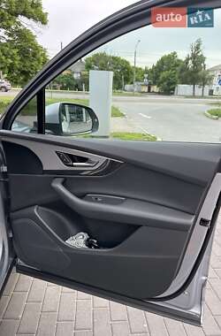 Внедорожник / Кроссовер Audi Q7 2015 в 