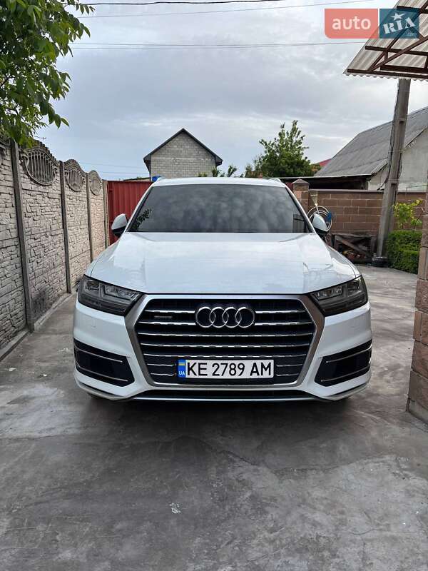 Внедорожник / Кроссовер Audi Q7 2015 в 