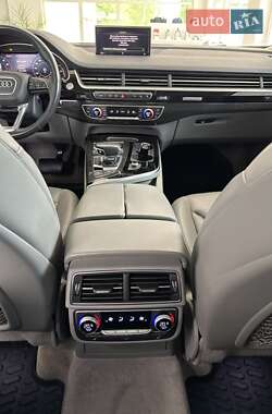 Внедорожник / Кроссовер Audi Q7 2016 в 