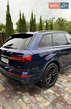 Внедорожник / Кроссовер Audi Q7 2021 в 