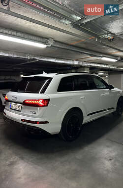 Внедорожник / Кроссовер Audi Q7 2021 в 