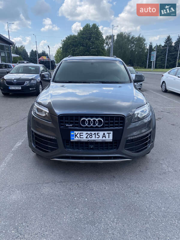 Позашляховик / Кросовер Audi Q7 2015 в 