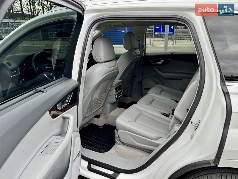 Позашляховик / Кросовер Audi Q7 2016 в Дніпрі