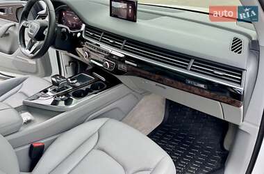 Внедорожник / Кроссовер Audi Q7 2016 в 
