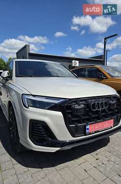 Внедорожник / Кроссовер Audi Q7 2021 в 
