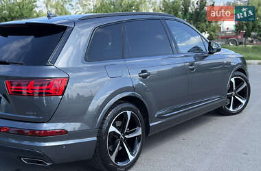 Позашляховик / Кросовер Audi Q7 2018 в 
