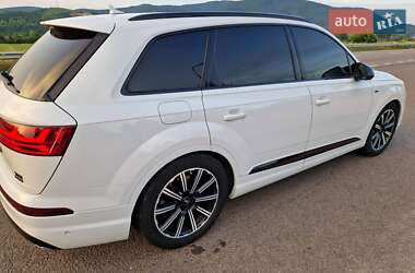 Внедорожник / Кроссовер Audi Q7 2017 в 