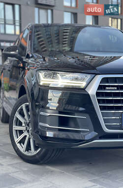 Внедорожник / Кроссовер Audi Q7 2017 в 