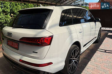Позашляховик / Кросовер Audi Q7 2021 в 