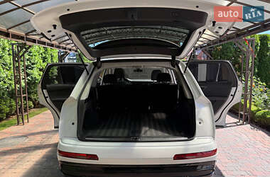 Позашляховик / Кросовер Audi Q7 2021 в 