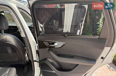 Позашляховик / Кросовер Audi Q7 2021 в 