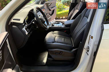 Позашляховик / Кросовер Audi Q7 2021 в 