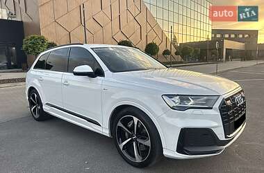 Позашляховик / Кросовер Audi Q7 2020 в 