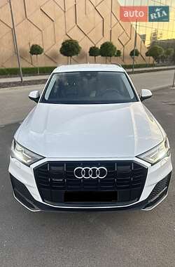Позашляховик / Кросовер Audi Q7 2020 в 