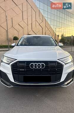 Позашляховик / Кросовер Audi Q7 2020 в 