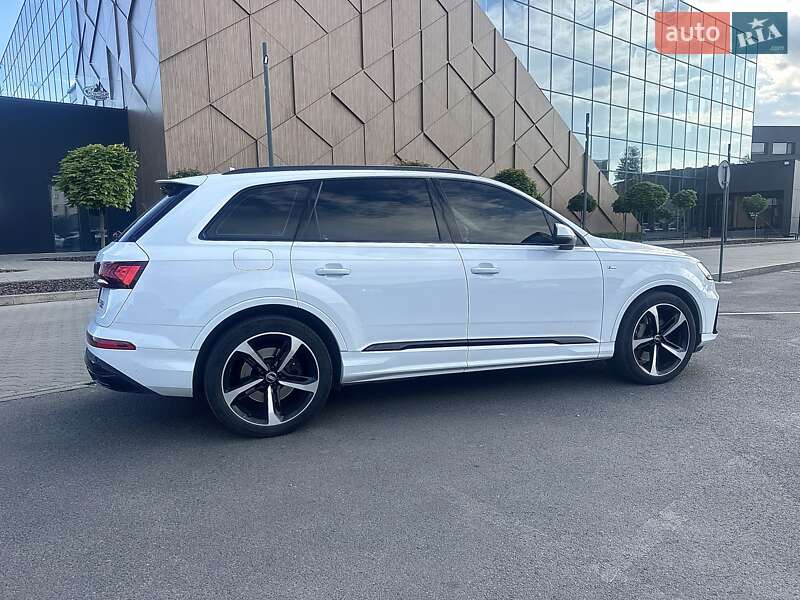 Позашляховик / Кросовер Audi Q7 2020 в Ужгороді